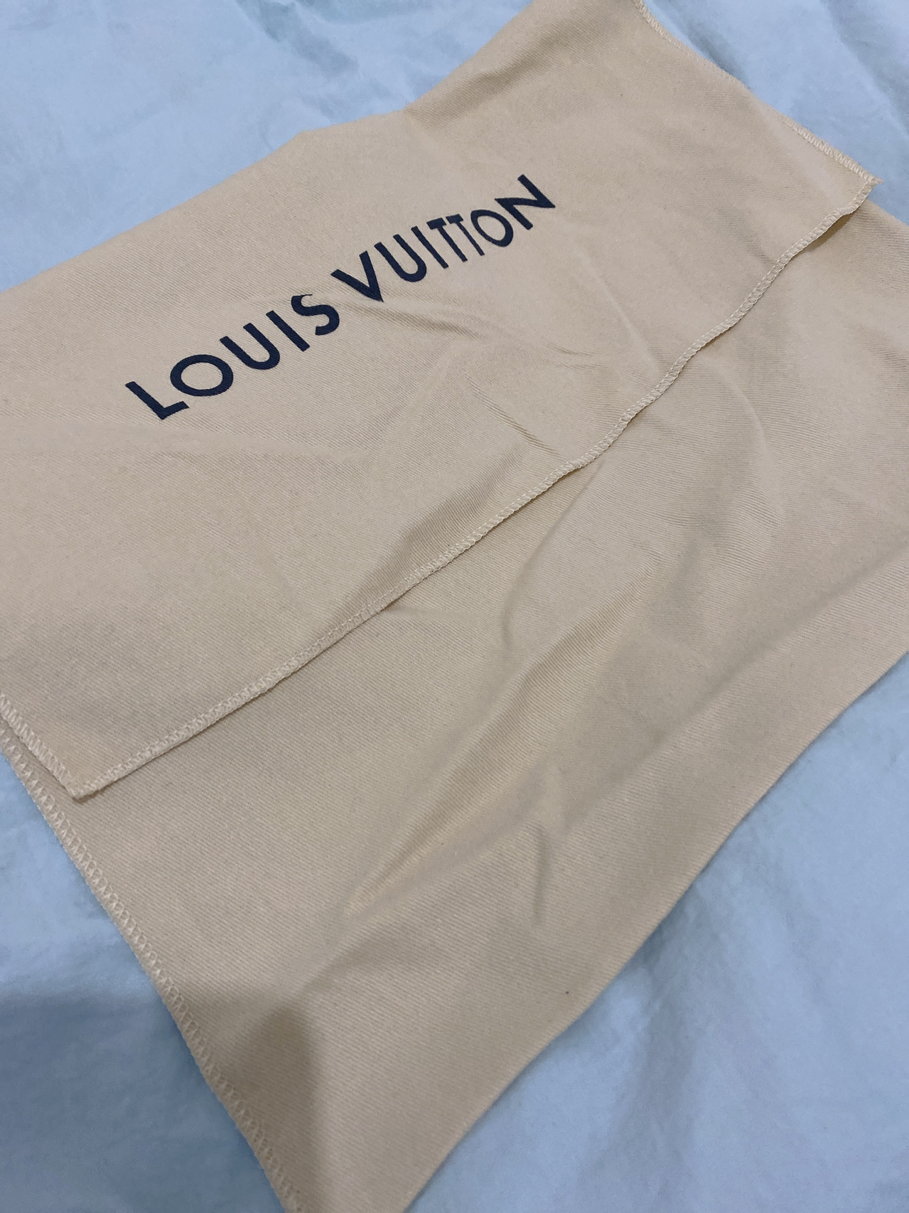 LV最新防塵袋，時尚界的秘密武器，保護你的珍貴物品不受塵埃侵擾??