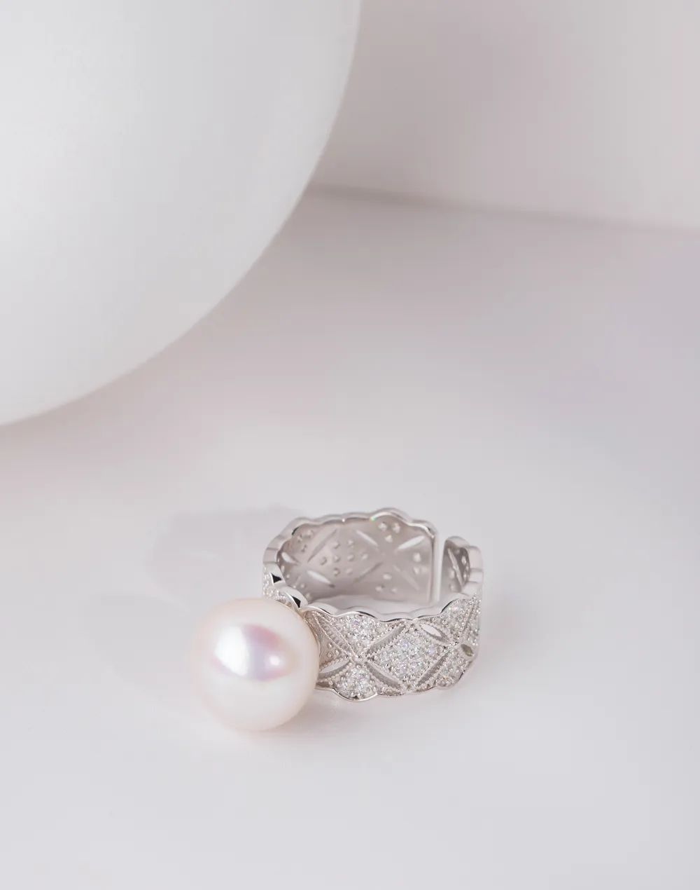 2024最新款戒指,探索小巷中的寶藏，2024最新款戒指