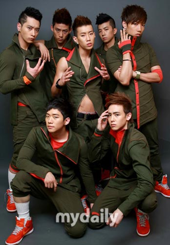 韓國(guó)2PM組合最新動(dòng)態(tài)，小巷音樂風(fēng)暴與隱藏小店探秘