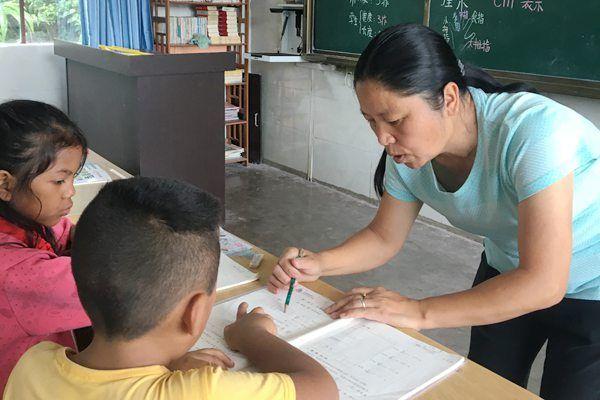 張老師，教育領(lǐng)域的璀璨新星閃耀教育界的光輝典范