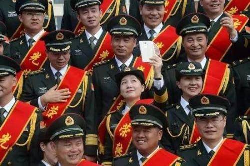 軍官轉(zhuǎn)業(yè)政策最新探索，小巷獨特風味與轉(zhuǎn)業(yè)安置新動向