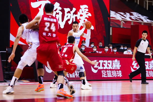 CBA籃球熱血戰(zhàn)場對決激烈，激情四溢！