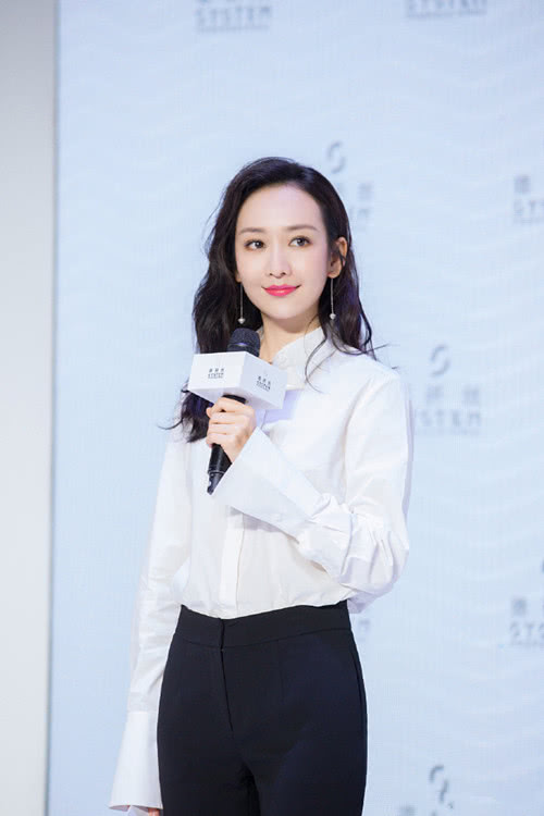 王鷗明星大偵探造型，自然美景中的心靈探索之旅