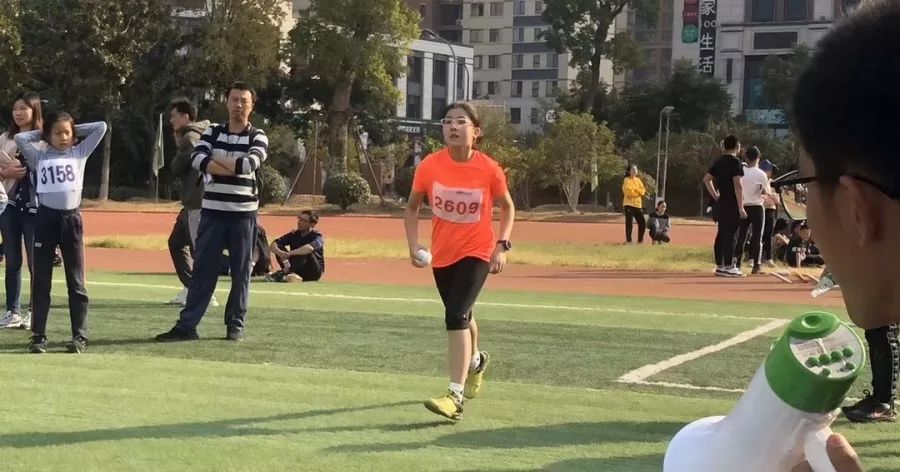 小蝸牛的田徑夢，綠意盎然賽場上的奇遇之旅