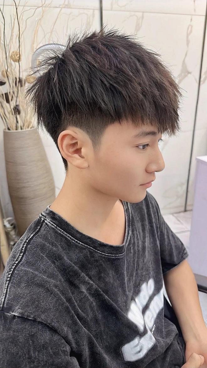 時尚變遷，探索短發(fā)型風潮與影響，展望2025最新流行趨勢