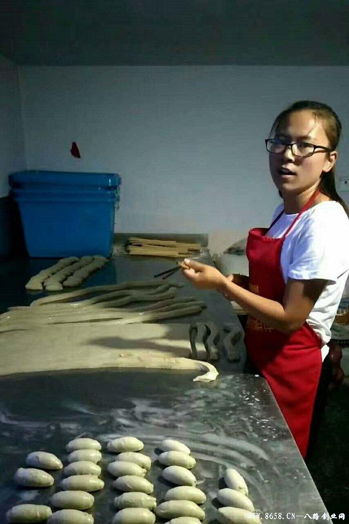 革新烘焙工藝，引領(lǐng)行業(yè)新潮流，最新烤面筋機(jī)亮相！
