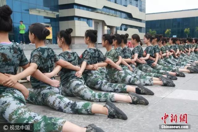 獨家揭秘，探索小巷深處的軍訓新風尚——2025軍訓最新視頻亮相！