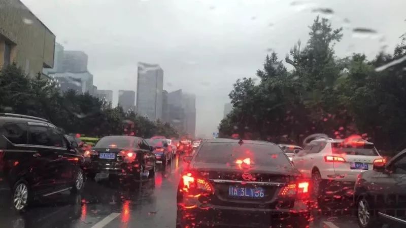 成都暴雨下的驚喜探索，小巷特色小店